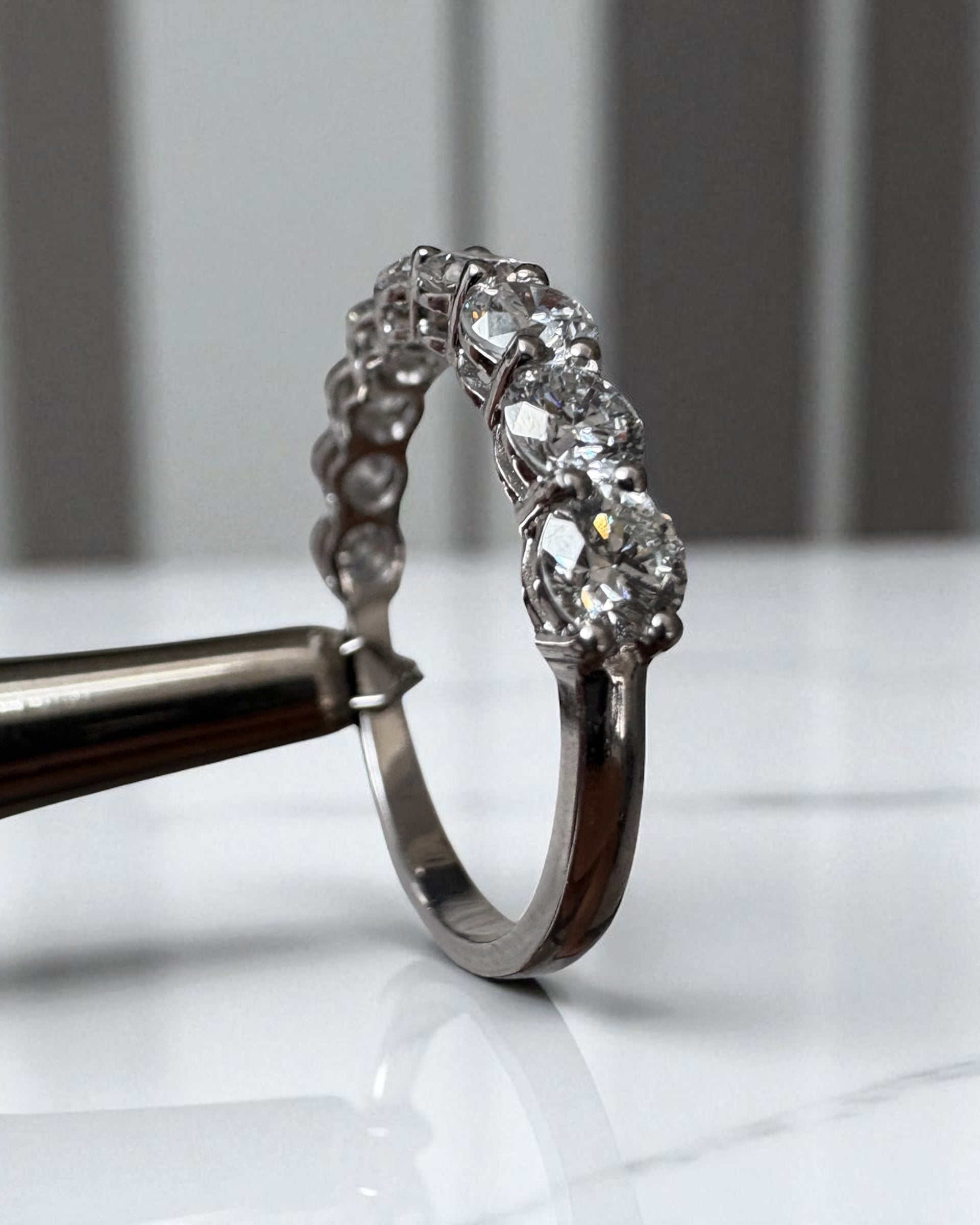 Side profile of the 1.50ct round diamond ring, part of our diamond engagement band range.