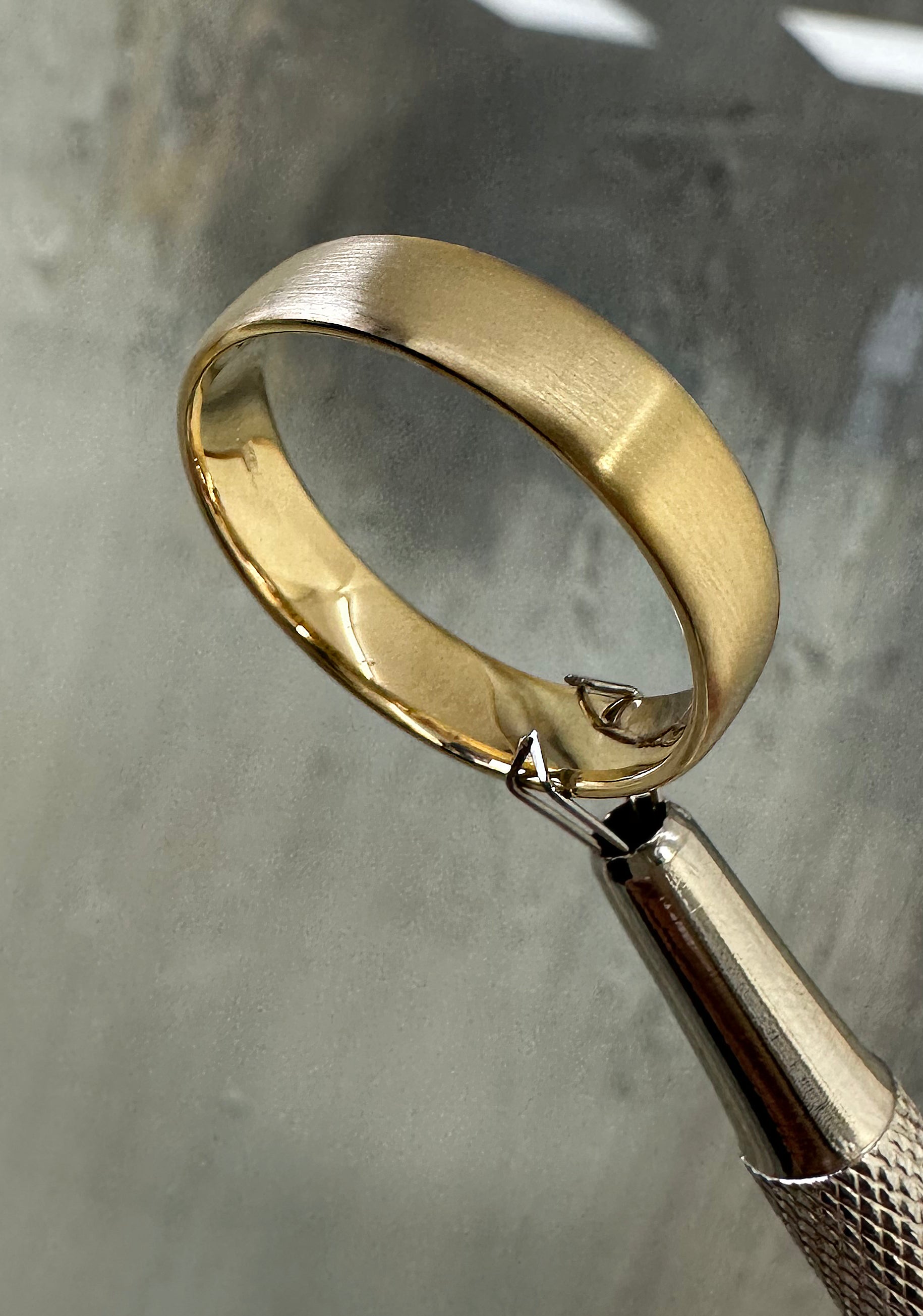Side profile of the 5mm soft court band, showcasing the comfortable curved interior in our wedding band for him range.