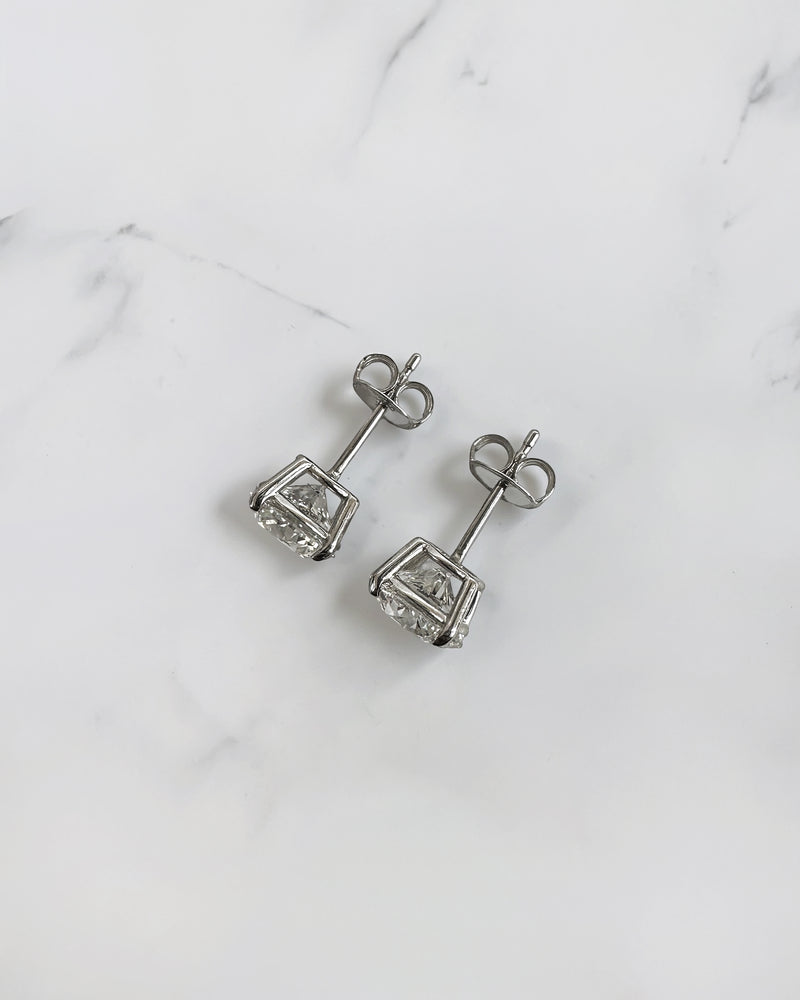 4ct round brilliant lab grown diamond stud earrings featuring 2ct E/F VS1+ lab grown diamonds with Ideal Cut, Excellent Polish, Excellent Symmetry and No Fluorescence in a four prong basket setting.
