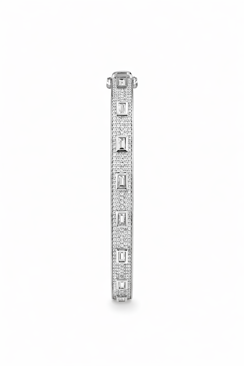 Diamond bangle in white gold with baguette and round brilliant cut diamonds