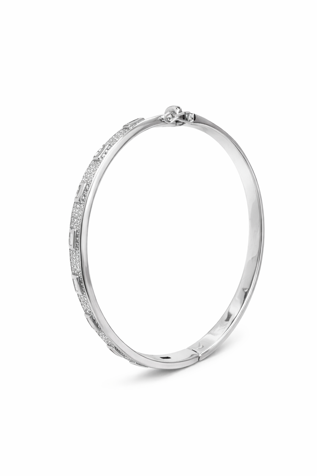 Diamond bangle in white gold with baguette and round brilliant cut diamonds