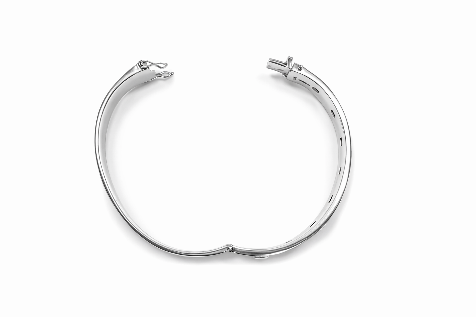 Diamond bangle in white gold with baguette and round brilliant cut diamonds