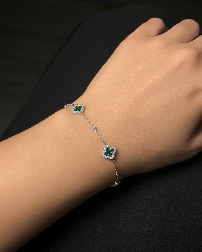 Green emerald Diamond chain clover motif bracelet fine jewellery, London, Layla Diamonds on hand