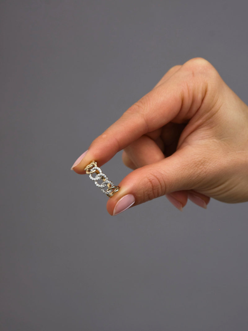 Side profile of the curb chain style ring, showcasing unique craftsmanship in diamond rings for women.