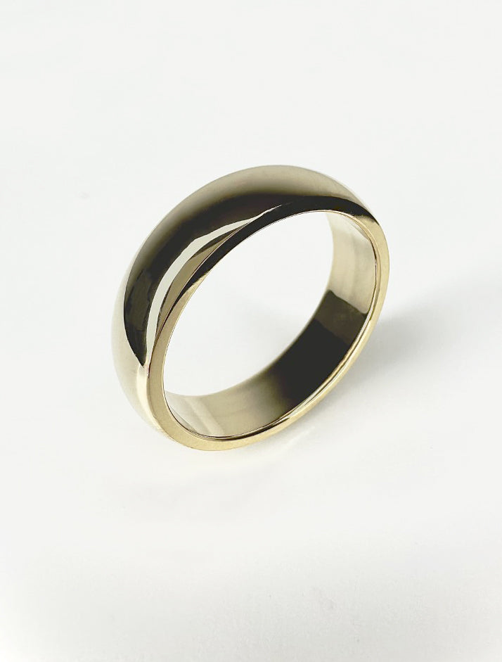 A classic 5mm D-shape court polished ring from our premium diamond wedding bands collection.